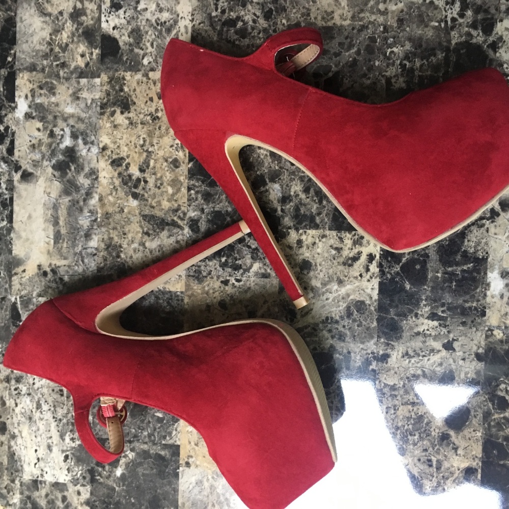 Red Pumps - Picture 7 of 8